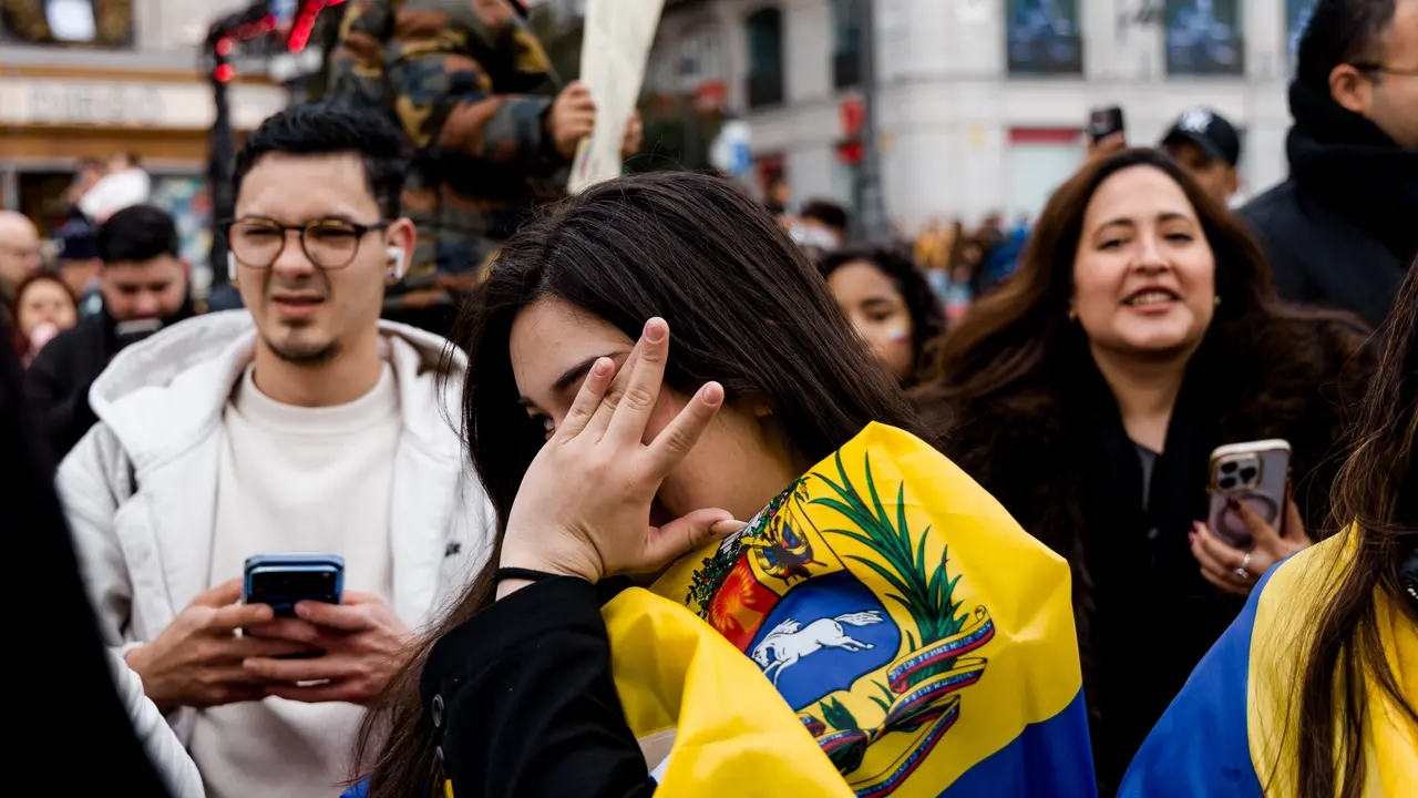 Un grupo de venezolanos celebran la "ca&iacute;da del r&eacute;gimen de Maduro" | Carlos Luj&aacute;n / Europa Press