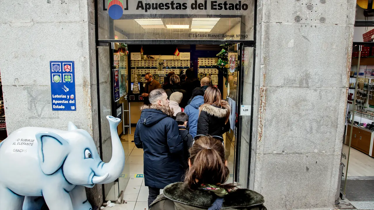 Varias personas hacen cola para comprar loter&iacute;a para el Sorteo Extraordinario del Ni&ntilde;o | Carlos Luj&aacute;n / Europa Press