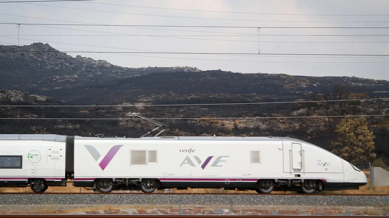 Un tren de la l&iacute;nea AVE Madrid-Galicia | EP