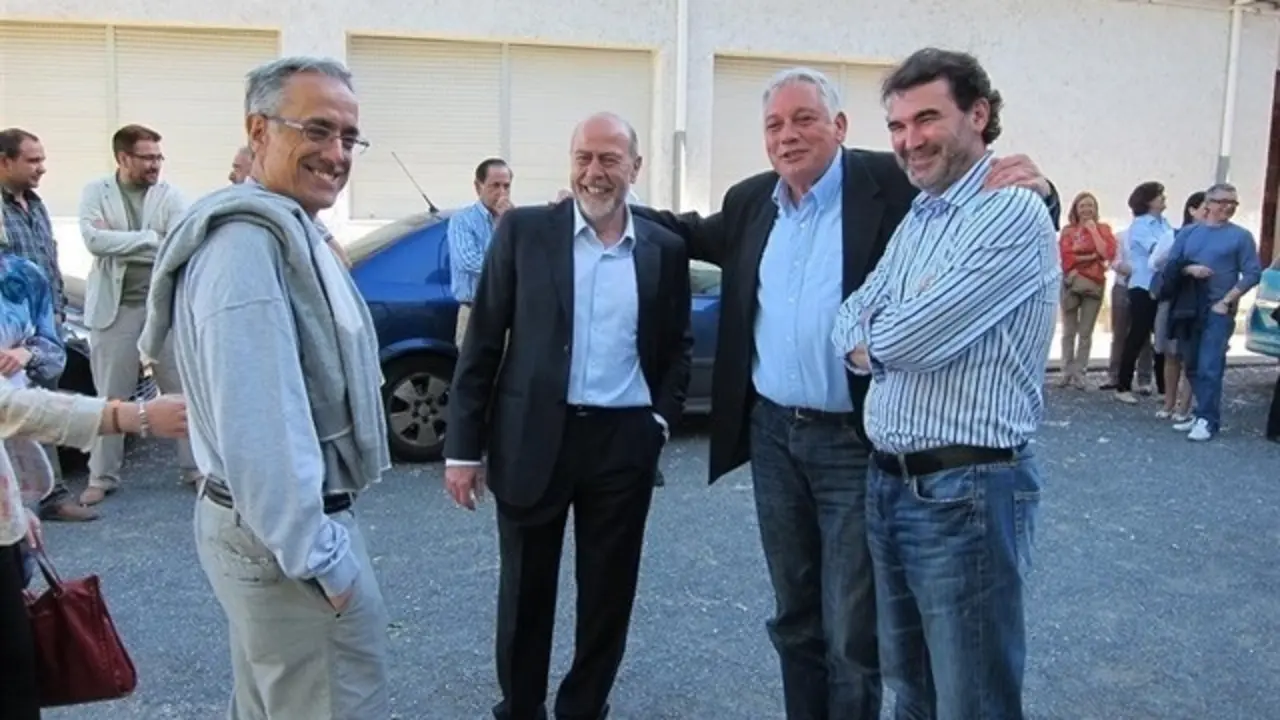 Anxo Quintana, exvicepresidente de la Xunta, se dej&oacute; fotografiar en la campa&ntilde;a de 2011 con su sucesor en el BNG y el candidato a Alcalde, Francisco Garc&iacute;a. En la foto, en la izquierda, Alfredo Su&aacute;rez Canal, exconselleiro de Medio Rural en el bipartito | EP