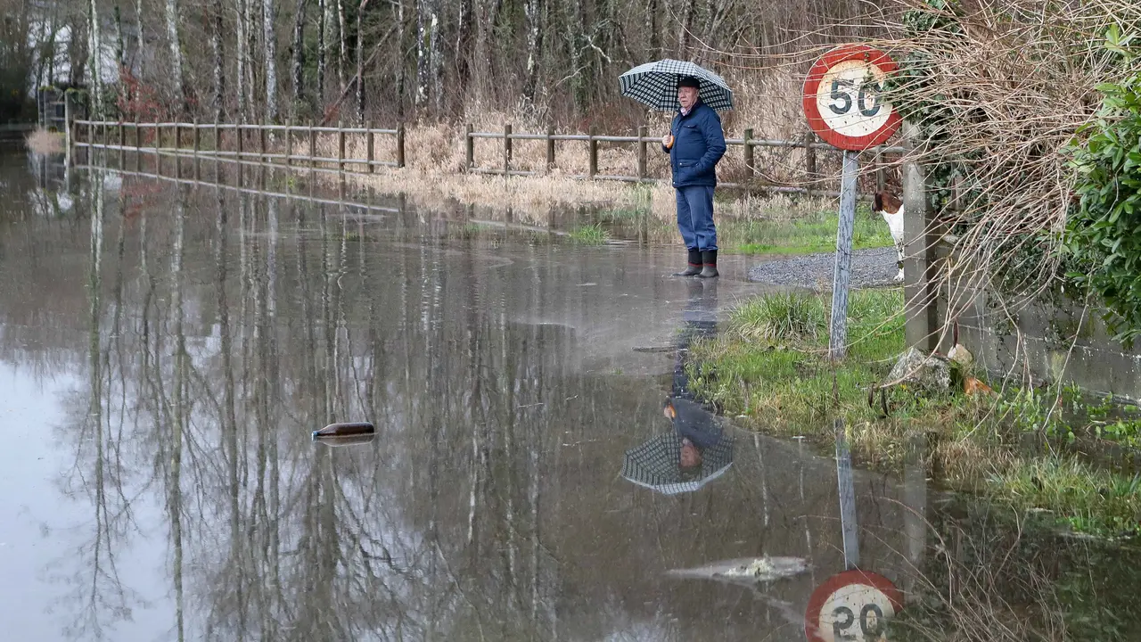 El r&iacute;o Mi&ntilde;o, desbordado a su paso por Begonte | EP