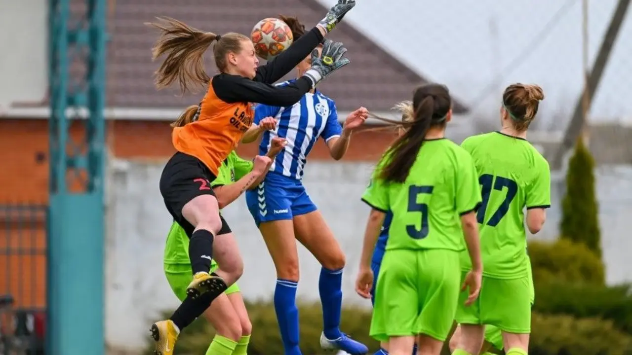 Unas jugadoras juegan un partido de f&uacute;tbol | 123RF/Vitleo