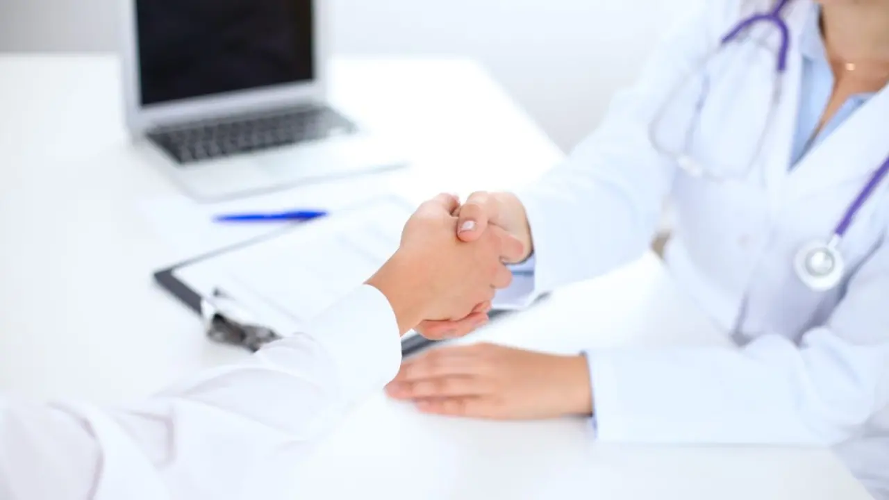 Doctora en una consulta | Foto de 123RF/akkamulator