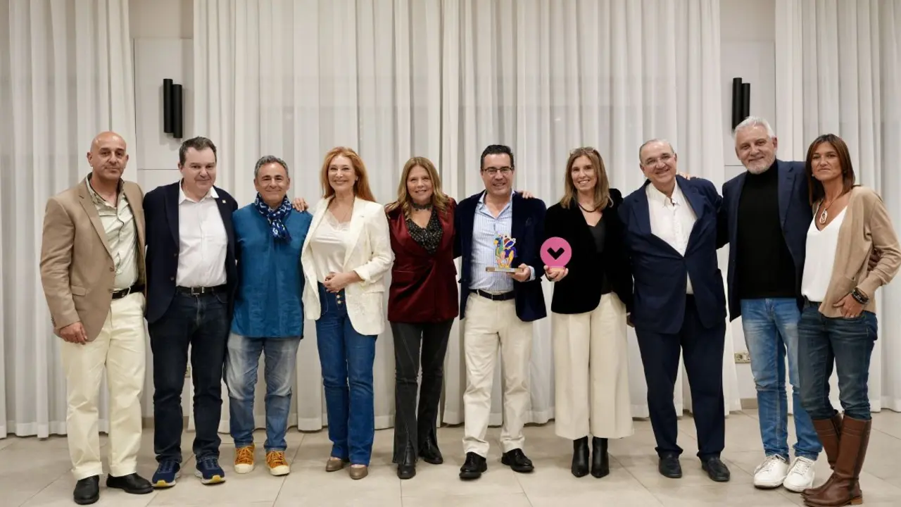 Expertos y organizadores posan juntos en el festival | Foto del Festival Mundial de la Felicidad
