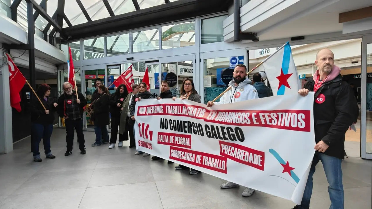 Trabajadores de grandes almacenes protestan en A Coru&ntilde;a por la "sobrecarga de trabajo" durante la jornada de huelga convocada por CIG-Servizos, a 2 de abril de 2026.