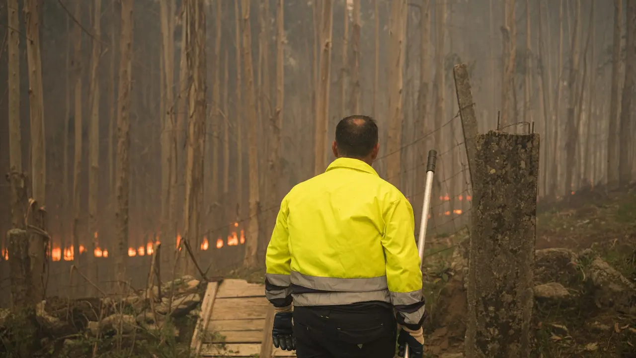 Vista del incendio forestal en el monte Galleiro, a 6 de abril de 2026. | EP