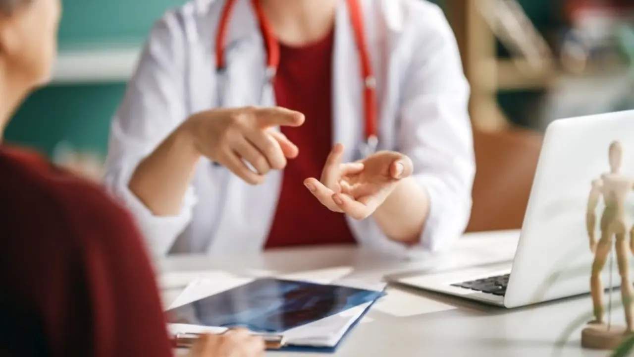 Una doctora con una paciente | Foto de 123RF/Choreograph