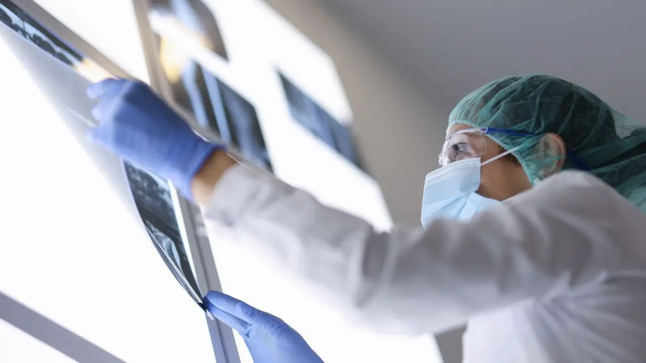 M&eacute;dico analizando unas pruebas | Foto de 123RF/kuprevich