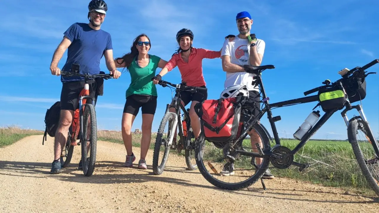 Alejando Porto (izquierda), paciente de glioblastoma con TTFields, junto a sus compa&ntilde;eros de viaje.