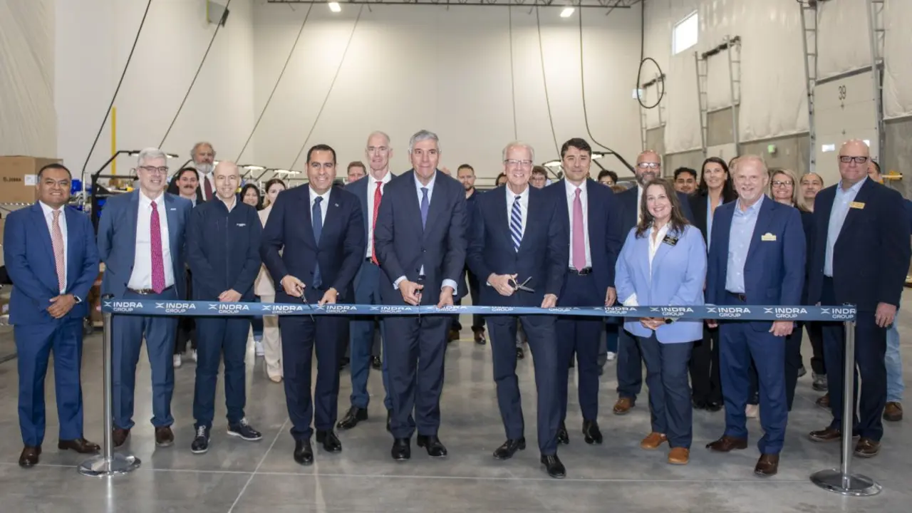 Autoridades y directivos durante el corte de cinta de la inauguraci&oacute;n | Foto de Indra