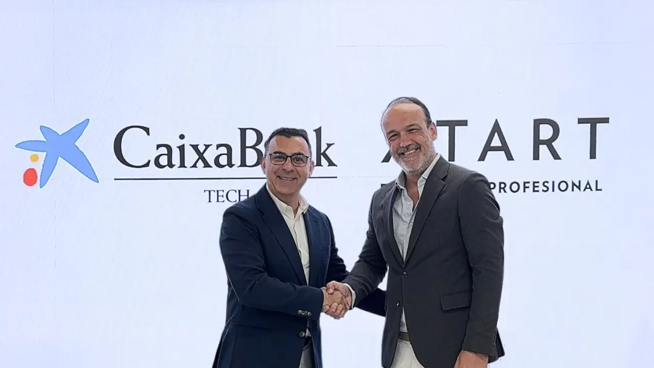 Jes&uacute;s Lanero, director general de CaixaBank Tech, y Alejadro Codina, director de Formaci&oacute;n Profesional del Grupo UAX
