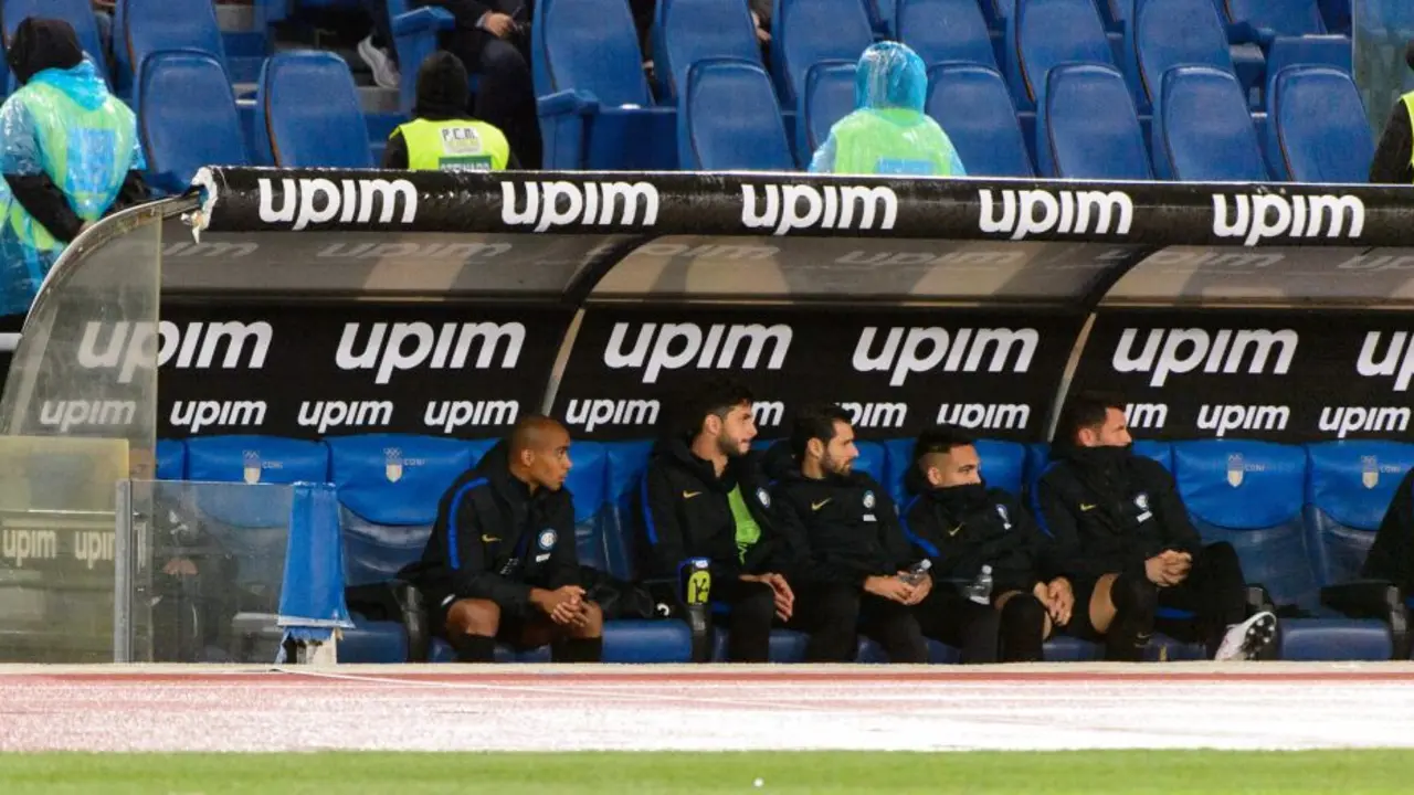 Imagen de un banquillo en un partido de f&uacute;tbol | Foto de 123RF/siempreverde22