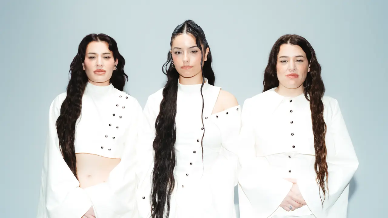 Las tres integrantes del grupo "Tanxugueiras", en el cartel promocional de su nuevo &aacute;lbum