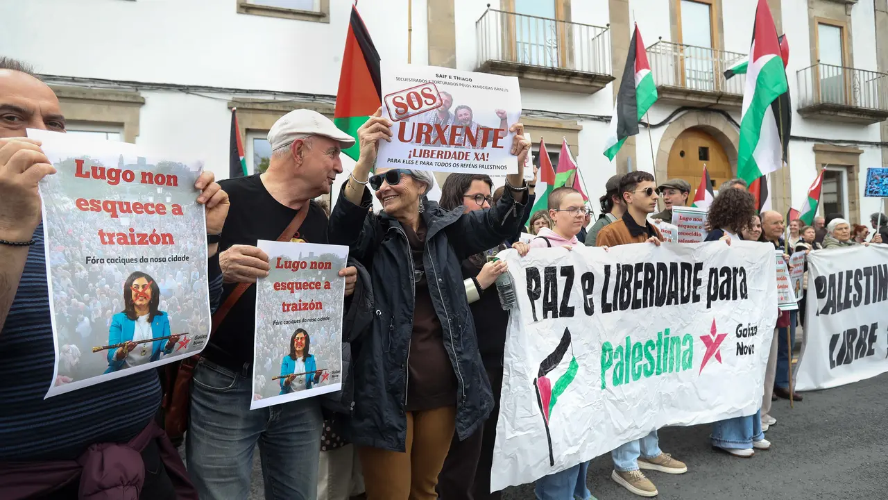 Varias personas participan en una concentraci&oacute;n a favor de Palestina, frente a O Vello C&aacute;rcere, a 9 de mayo de 2026, en Lugo, Galicia (Espa&ntilde;a). La plataforma Lugo por Palestina organiza una protesta por la retirada de la bandera palestina de la fachada de la antigua c&aacute;rcel y en favor de la lucha del pueblo palestino | EP