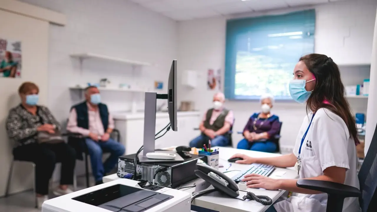 Varios pacientes esperando en la sala de un centro sanitario | Foto de la Comunidad de Madrid