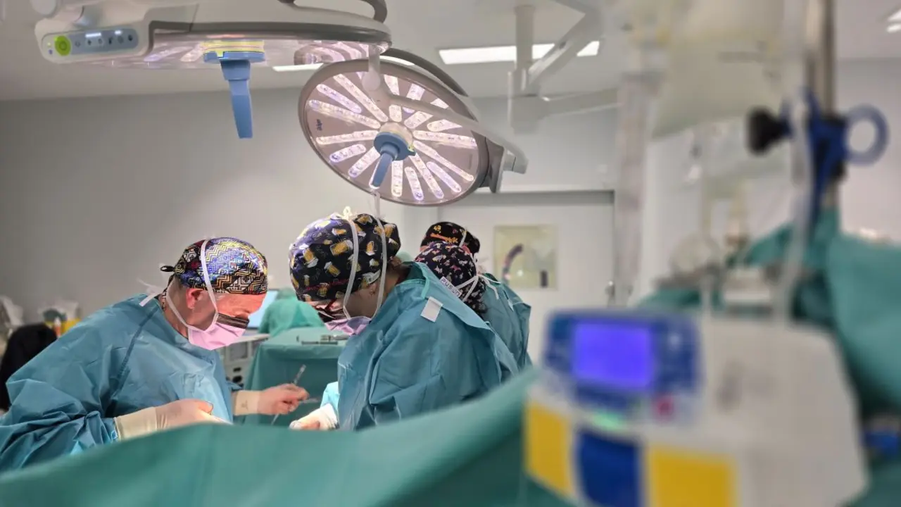 Varios m&eacute;dicos operan en un quir&oacute;fano de un hospital madrile&ntilde;o | Foto de la Comunidad de Madrid