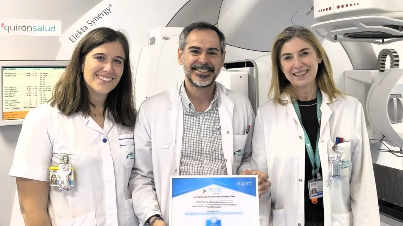 De izquierda a derecha: Adriana Hurtado, supervisora del servicio, el doctor Javier Luna y Magnolia Rinc&oacute;n | Foto de Fundaci&oacute;n Jim&eacute;nez D&iacute;az