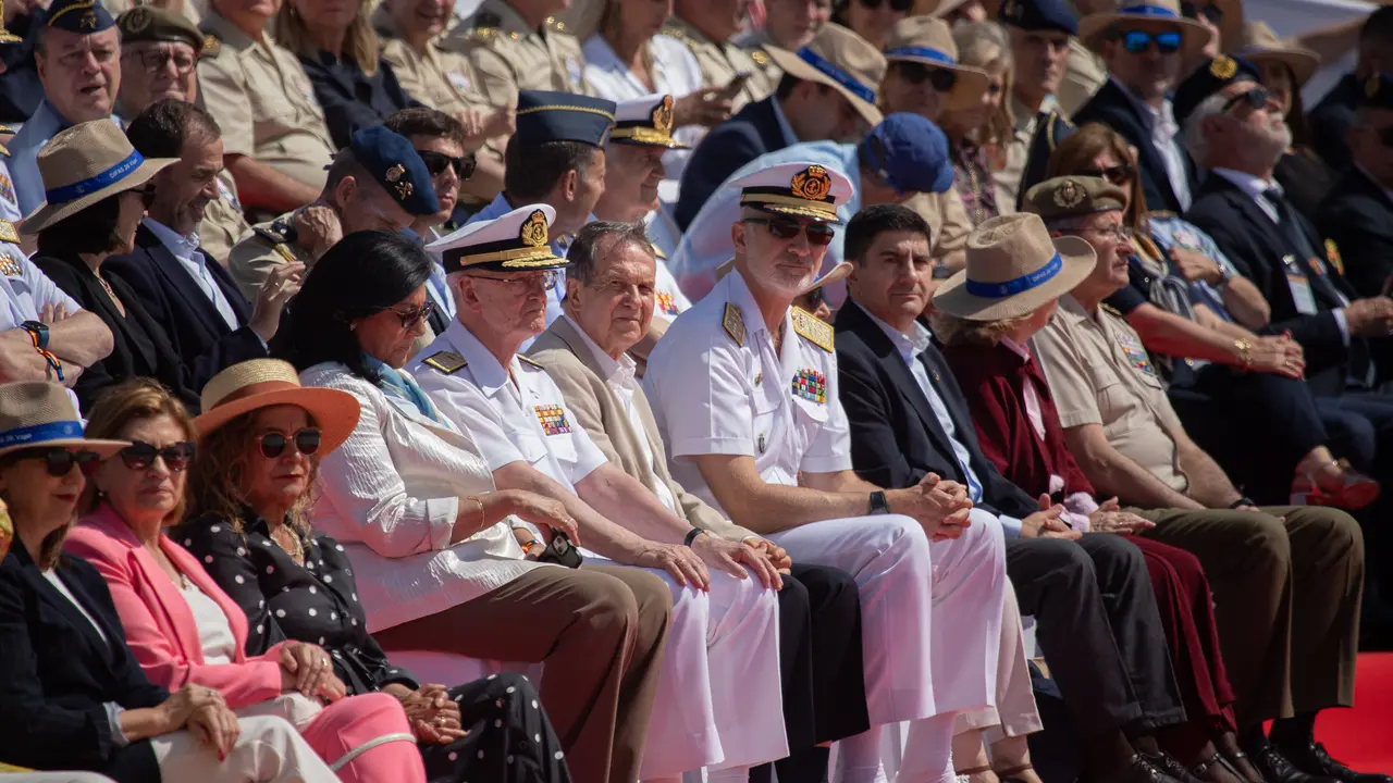 El Rey Felipe VI (c) durante la revista naval y la exhibici&oacute;n din&aacute;mica con motivo del D&iacute;a de las Fuerzas Armadas, a 29 de mayo de 2026, en Vigo, Pontevedra, Galicia (Espa&ntilde;a) | EP