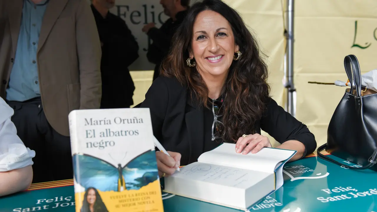 La escritora Mar&iacute;a Oru&ntilde;a firma libros en la Diada de Sant Jordi de este 2025 | EP