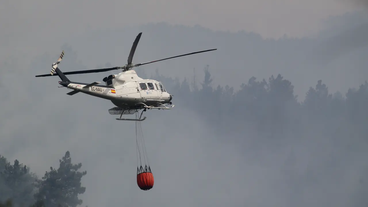 Un helic&oacute;ptero trabaja en las labores de extinci&oacute;n de un incendio. | Europa Press.