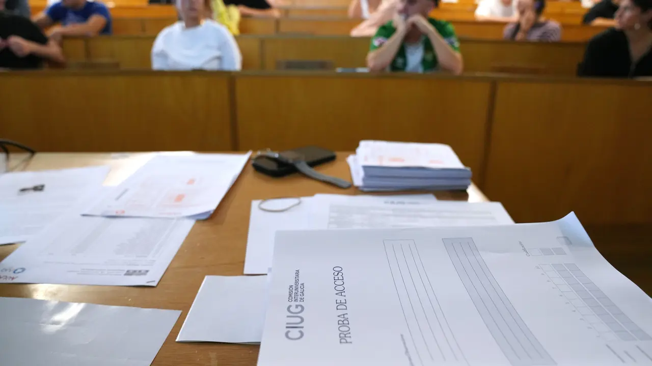 Comienzan las pruebas de acceso a la universidad PAU en la Facultad de Ciencias de la Comunicaci&oacute;n de Santiago. | Europa Press.