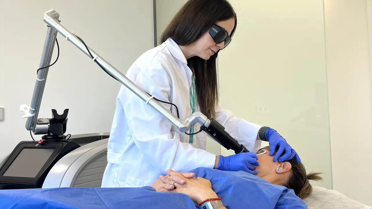 La doctora Carmen Alc&aacute;nta utiliza el l&aacute;ser picosegundos con una paciente.
- HOSPITAL QUIR&Oacute;NSALUD C&Oacute;RDOBA