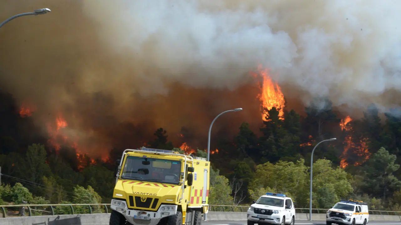 Varios servicios de emergencia trabajan en la extinci&oacute;n del fuego. | Europa Press.