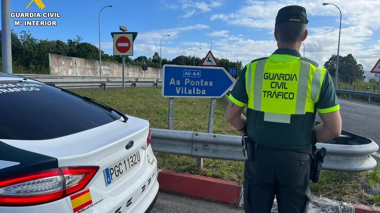 Patrulla de la Guardia Civil de Tr&aacute;fico del destacamento de Ferrol. | Europa Press.