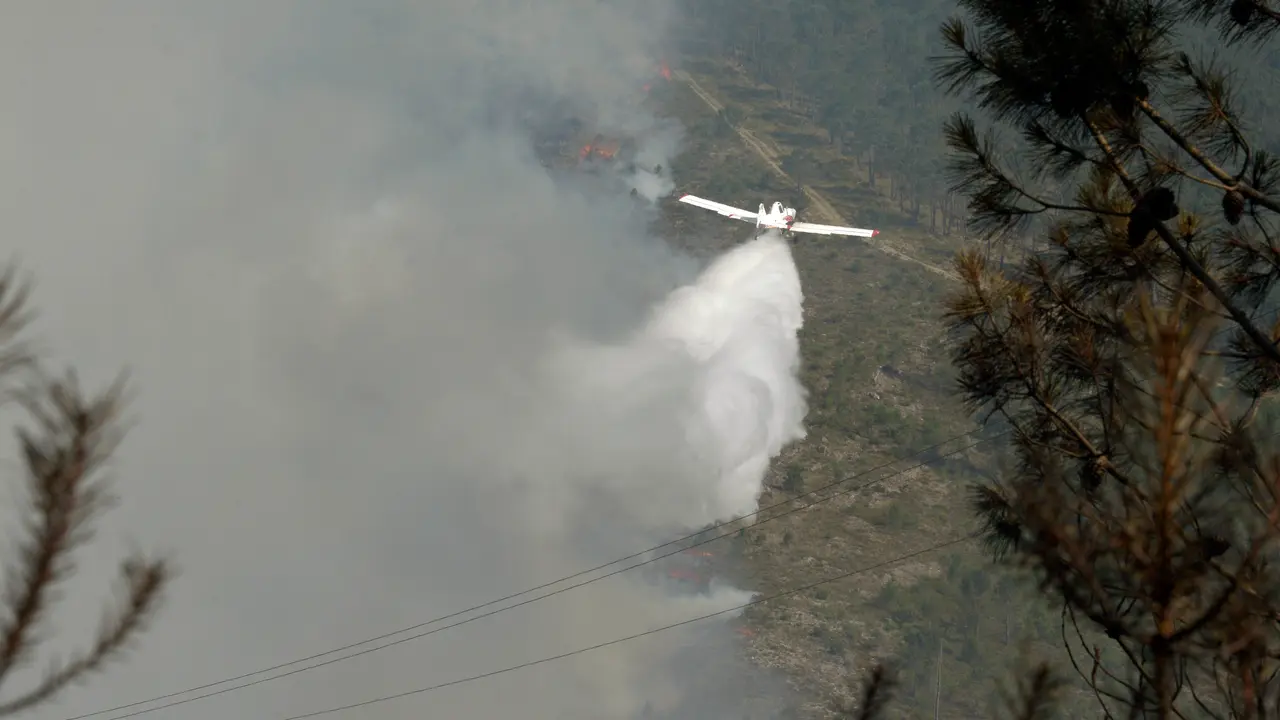 Labores de extinci&oacute;n de un incendio forestal. | Europa Press.