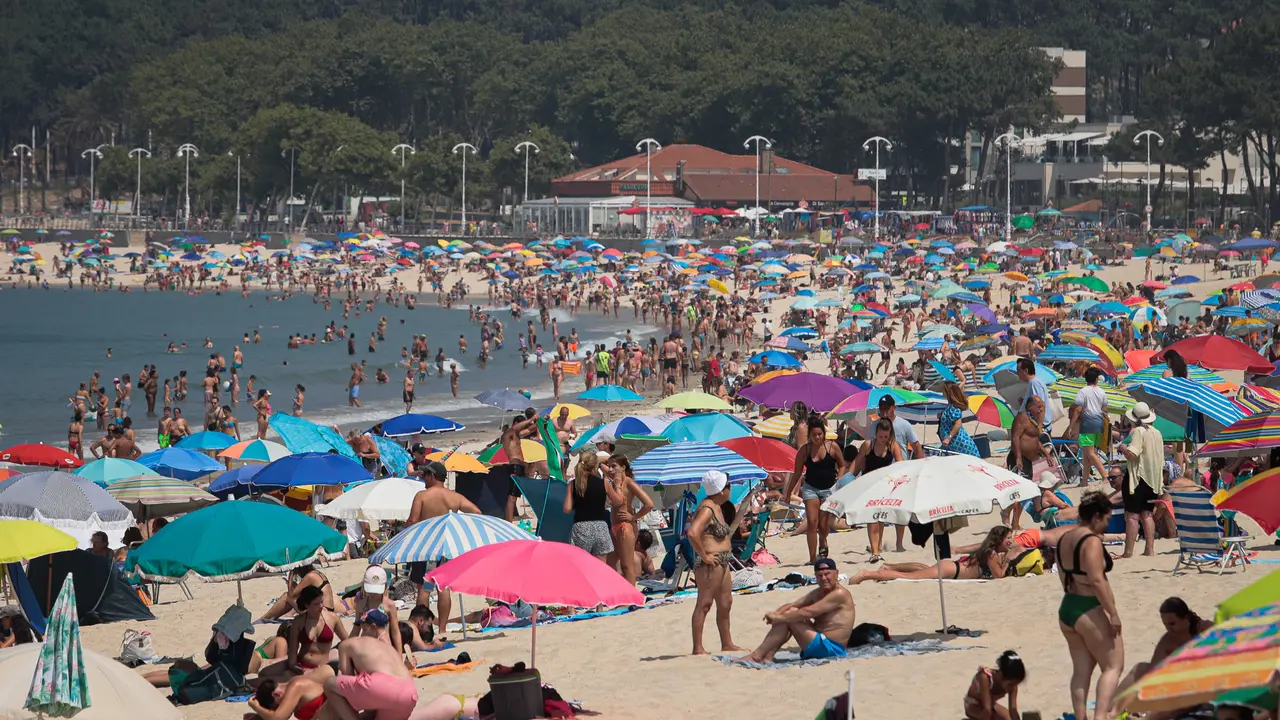 Decenas de ba&ntilde;istas en la playa. | Europa Press.