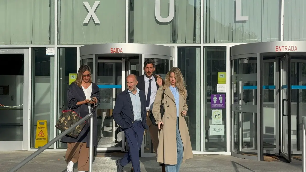 El alcalde de Ourense, Gonzalo P&eacute;rez J&aacute;come, acompa&ntilde;ado de su abogado y de la concejala de Dinamizaci&oacute;n y Pol&iacute;tica Social, Noa Rouco. | Europa Press