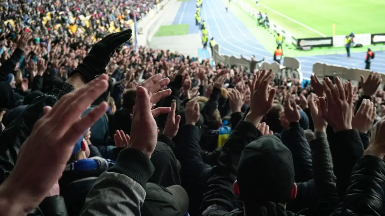 Aficionados en un estadio de f&uacute;tbol | 123RF/beaver1488