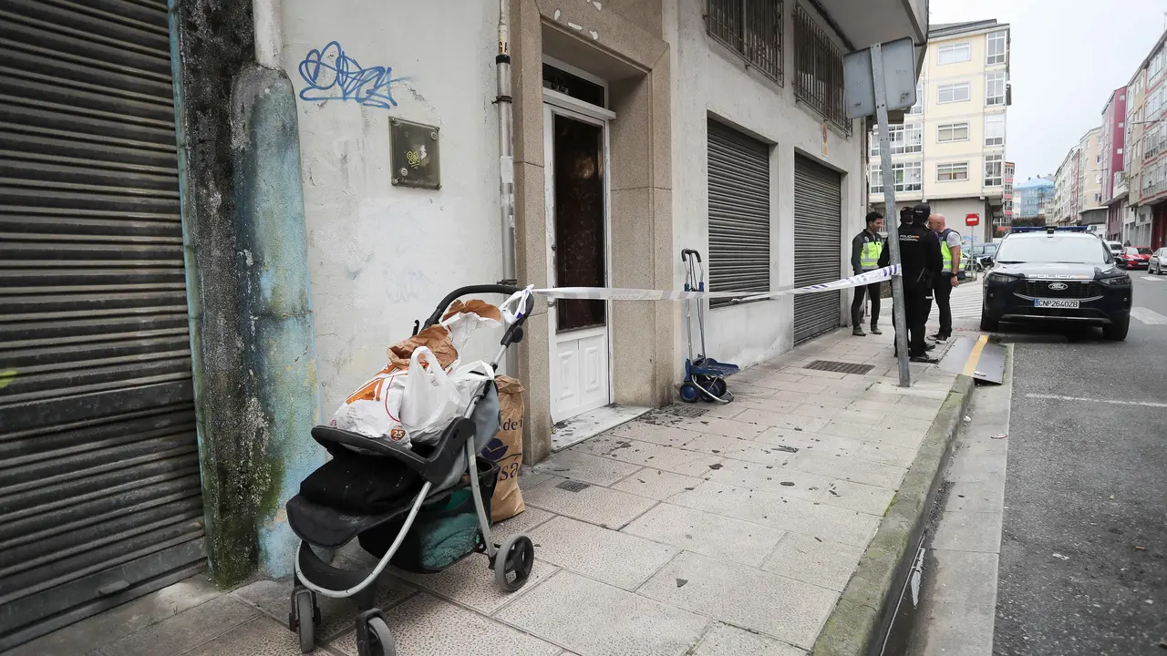 Polic&iacute;as acordonan la zona tras una reyerta entre dos familias, en la R&uacute;a Primavera de Lugo, a 18 de marzo de 2026. | Europa Press