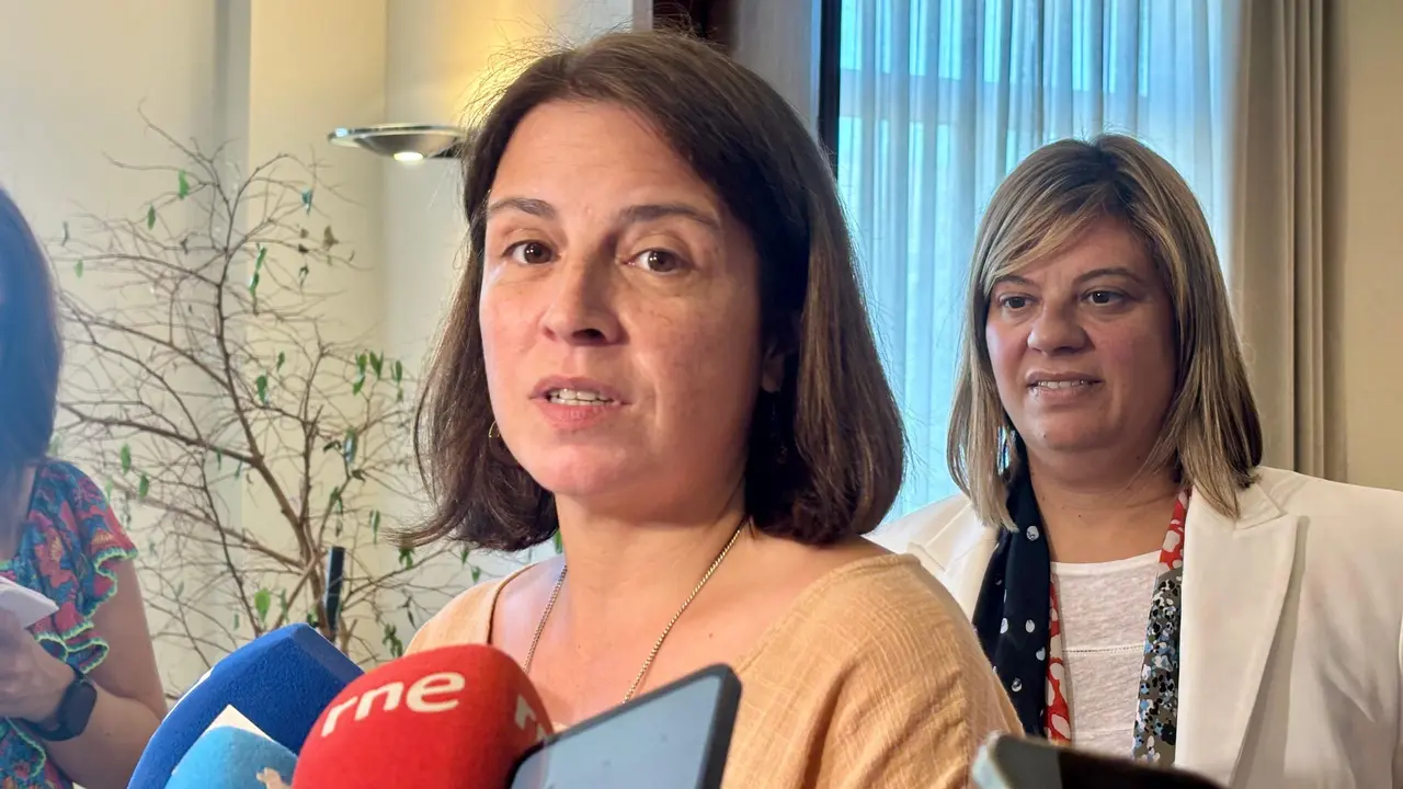 La delegada del Gobierno en Asturias, Adriana Lastra, y la vicepresidenta del Principado, Gimena Llamedo. | Europa Press