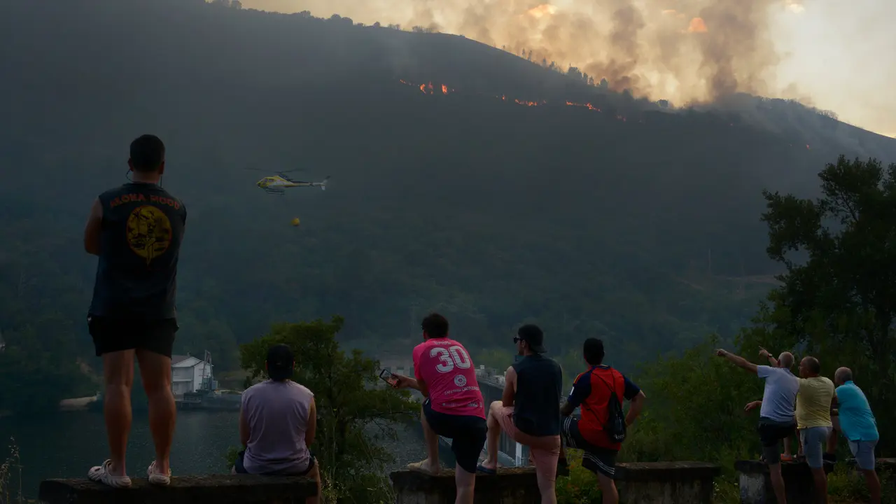 Helic&oacute;pteros bombarderos trabajan en las tareas de extinci&oacute;n del incendio forestal de Ribas de Sil. | Europa Press