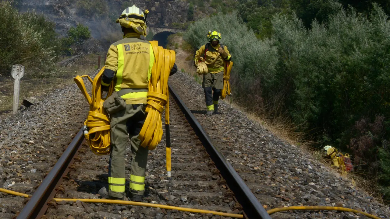 Bomberos trabajan en las tareas de extinci&oacute;n del incendio forestal de Untes. | Europa Press