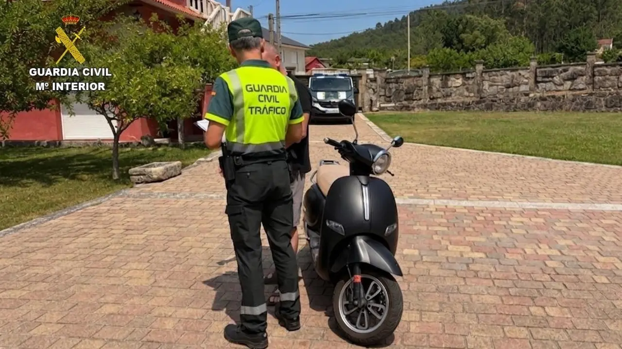 Investigan a un padre por permitir que su hijo de 10 a&ntilde;os condujera una motocicleta por la v&iacute;a p&uacute;blica en Gondomar. | Europa Press