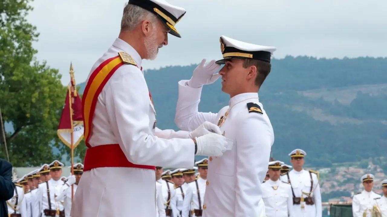 Felipe VI entrega los reales despachos. | Europa Press.