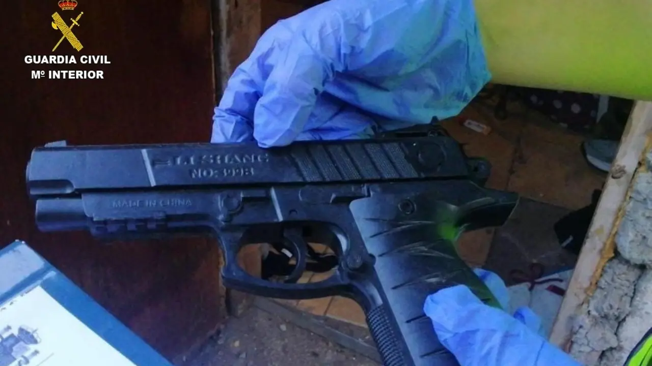 Pistola usada por una banda que asalt&oacute; bares del sur de Pontevedra desde agosto de 2025. | Europa Press