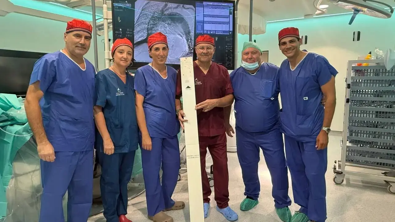 El equipo tras la cirug&iacute;a en el quir&oacute;fano h&iacute;brido del hospital Quir&oacute;nsalud Sagrado Coraz&oacute;n. | Quir&oacute;nsalud