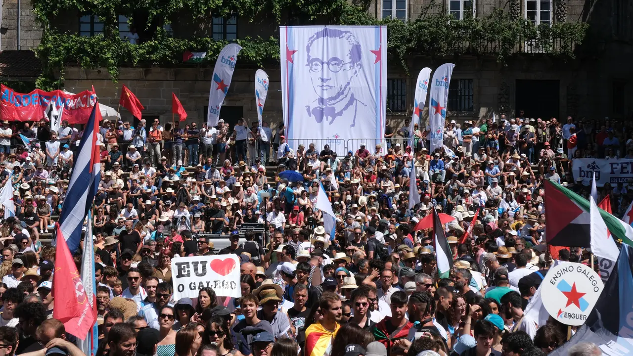 Decenas de personas durante una manifestaci&oacute;n convocada por el BNG con motivo del D&iacute;a da Patria Galega. | Europa Press.